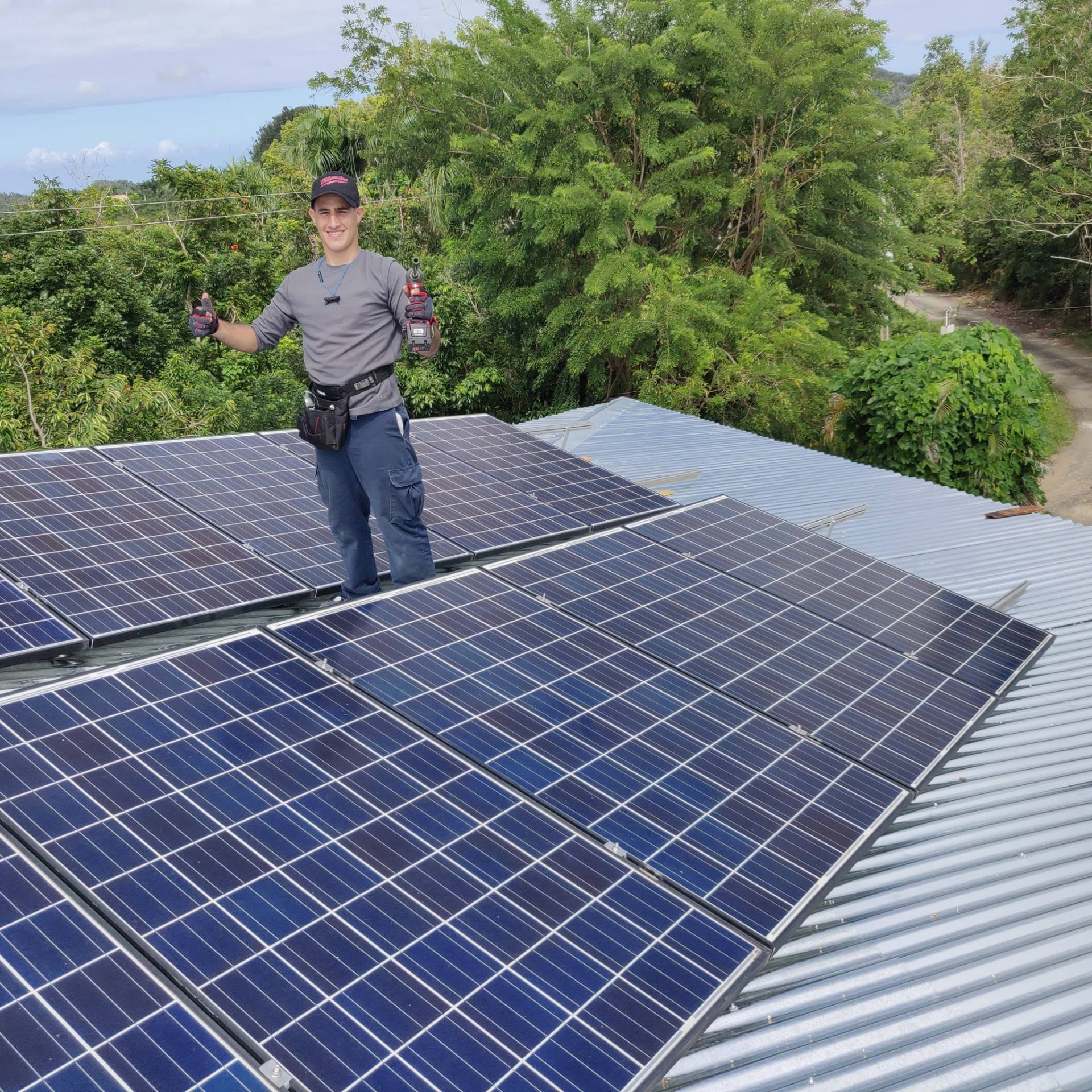 Arreglo de paneles solares instalado por Tec787 en un techo de Puerto Rico
