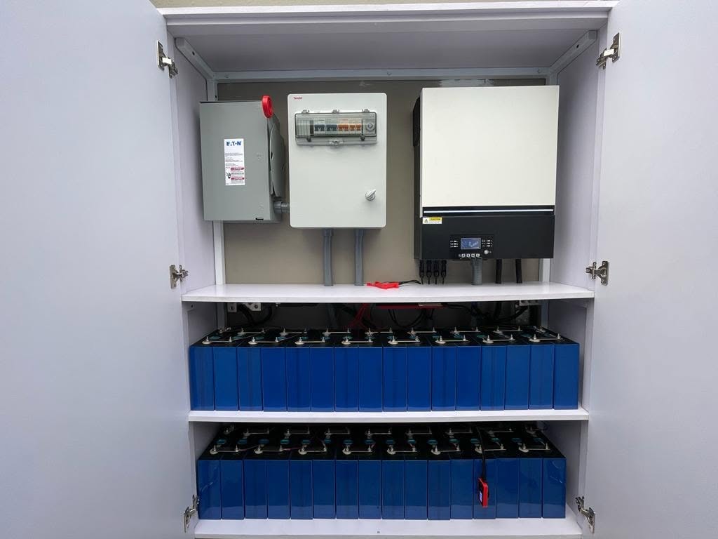 Gabinete con inversor y banco de baterías de litio instalado por Tec787