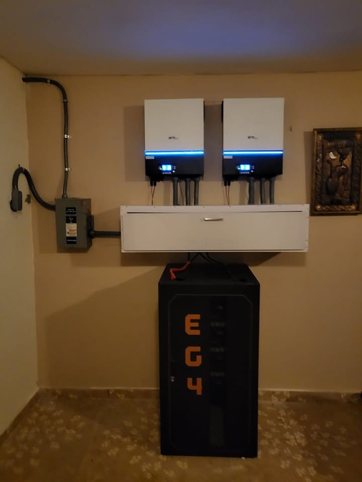 Dos inversores híbridos y batería EG4 instalados en pared